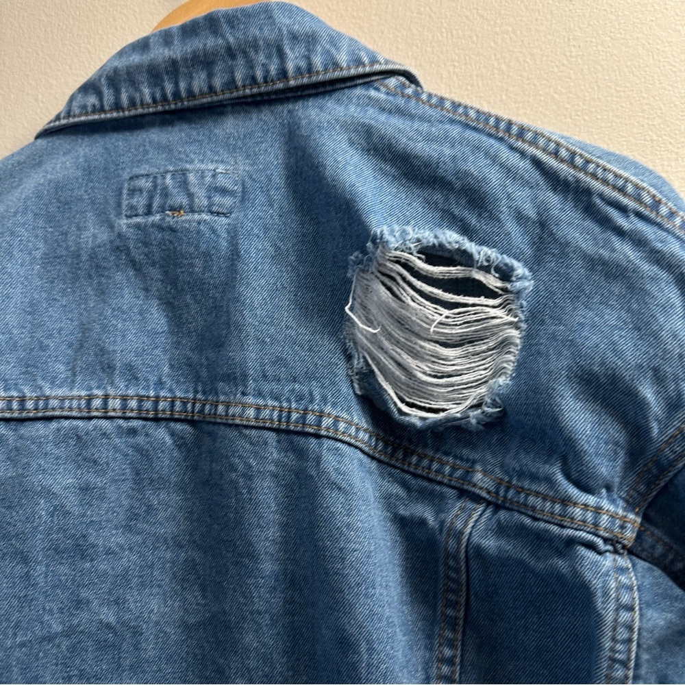 Forever 21 Distressed Light Blue Wash, Frayed Hem Stretch Jean Jacket Size M - Picture 8 of 9